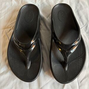 Oofos WOMEN'S OOMEGA OOLALA SANDAL - BLACK